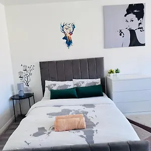 Modern In A 4 Bedroom Flat In London, Shared Bathroom! Londres