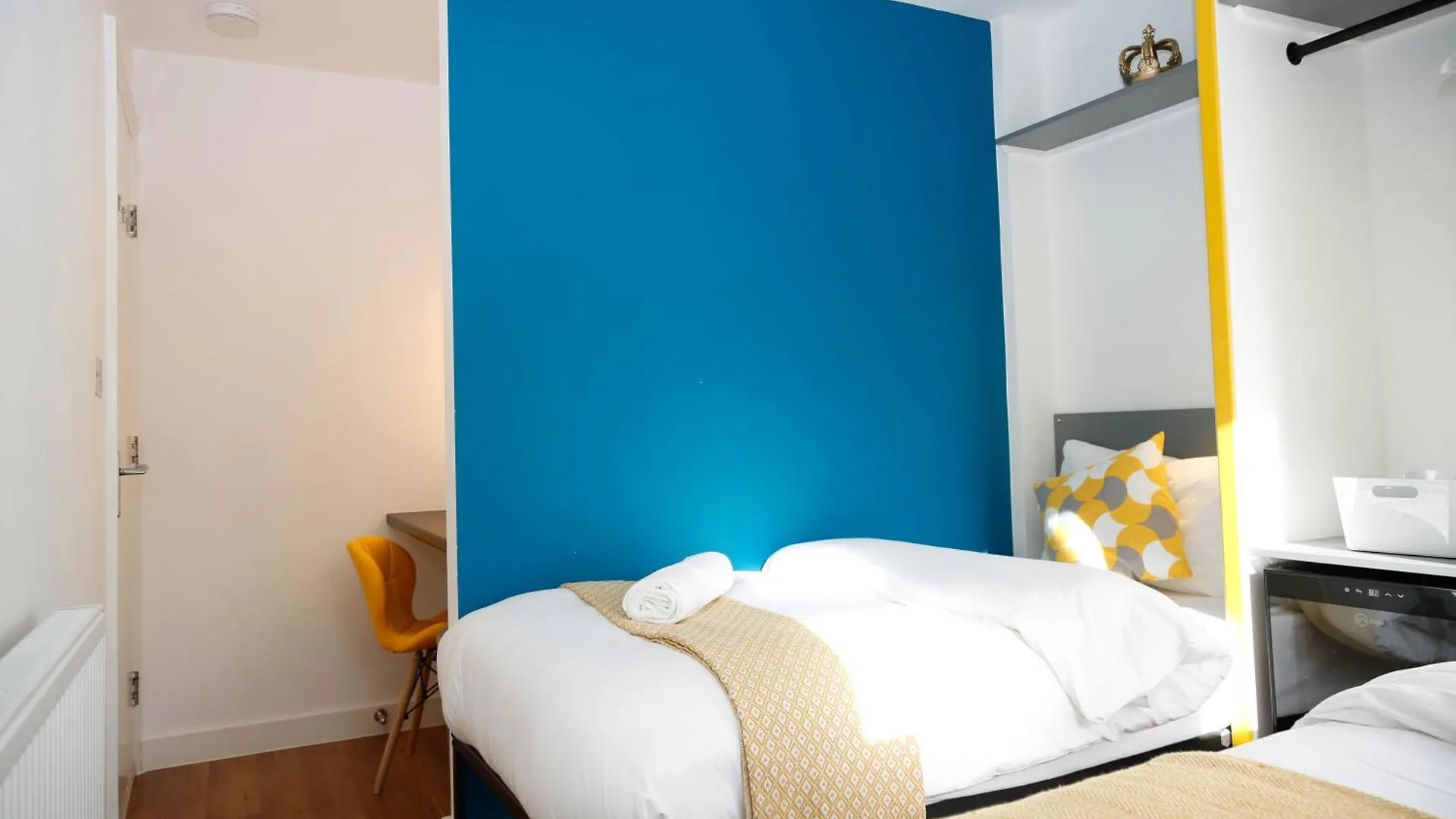 New Luxury Rooms In The Heart Of London Next To Shops, Cafes, Bars & Metro With Shared Bathrooms