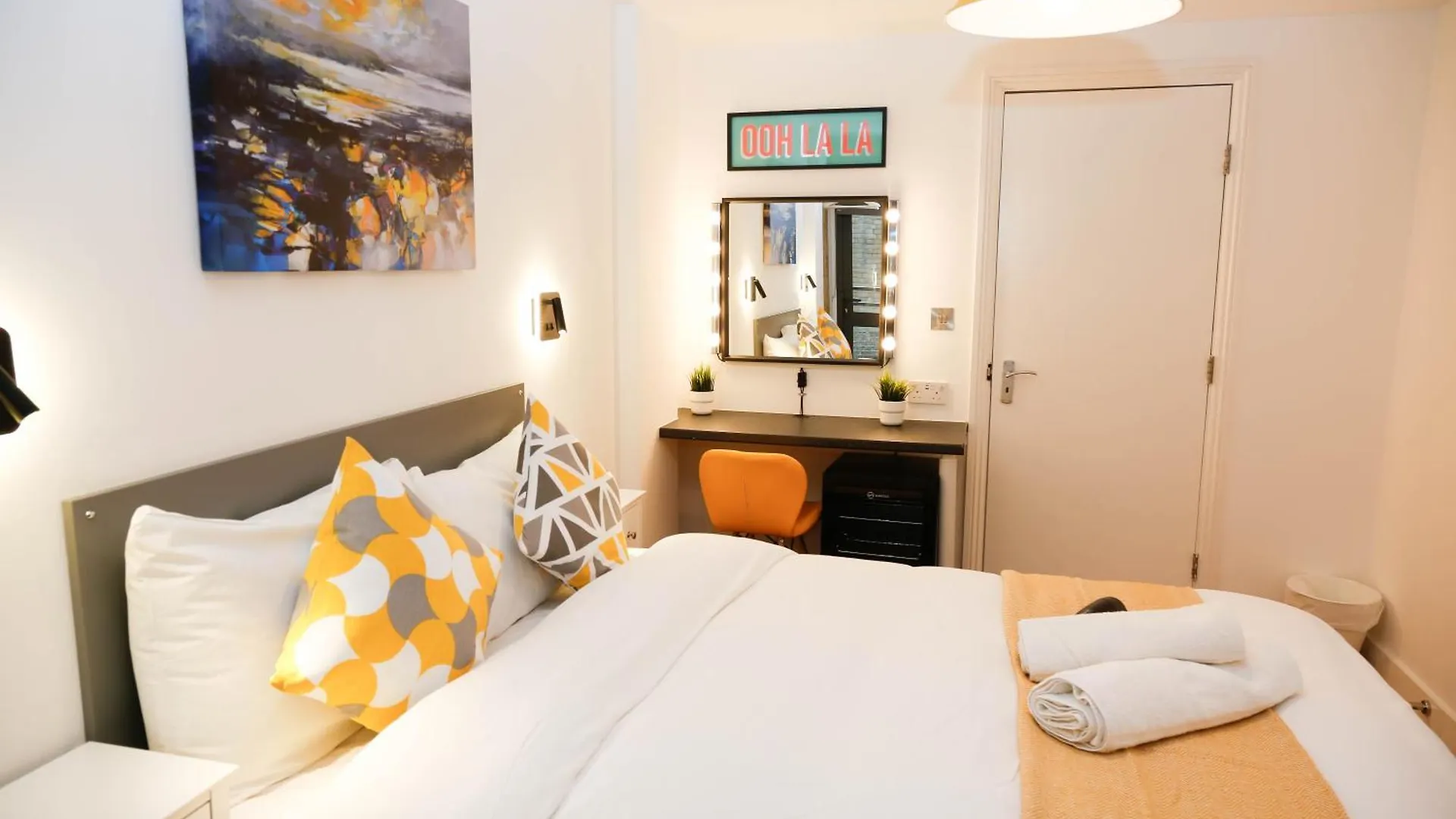 New Luxury Rooms In The Heart Of London Next To Shops, Cafes, Bars & Metro With Shared Bathrooms Séjour chez l'habitant