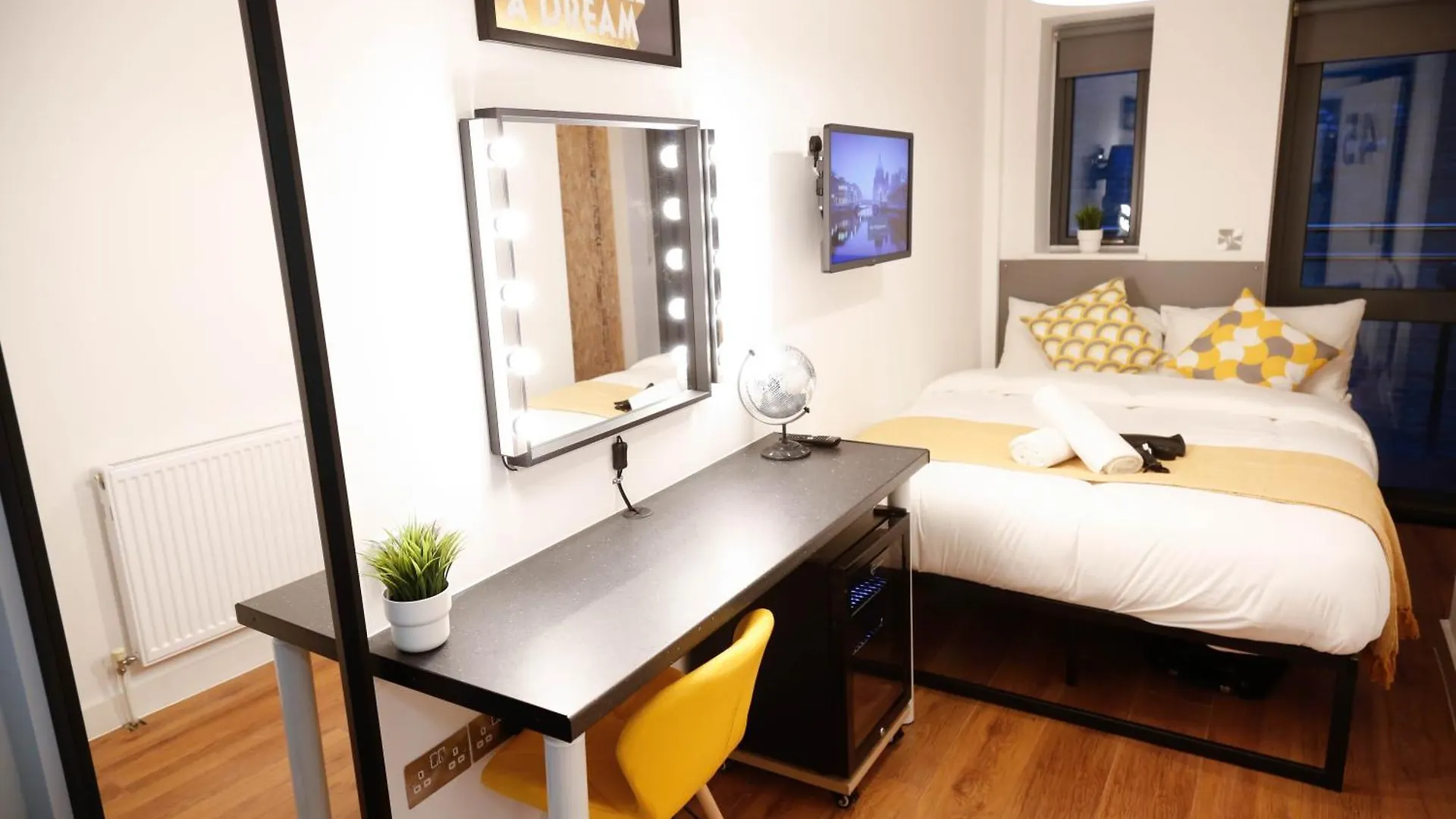 New Luxury Rooms In The Heart Of London Next To Shops, Cafes, Bars & Metro With Shared Bathrooms Séjour chez l'habitant