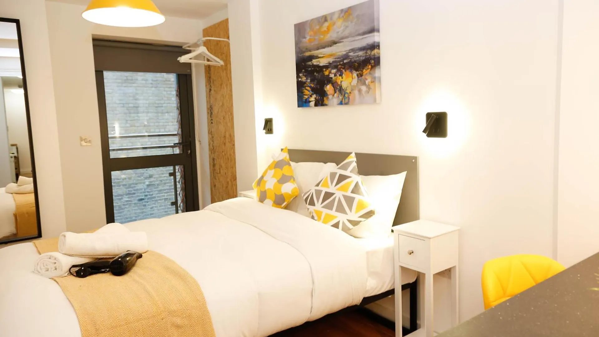 New Luxury Rooms In The Heart Of London Next To Shops, Cafes, Bars & Metro With Shared Bathrooms