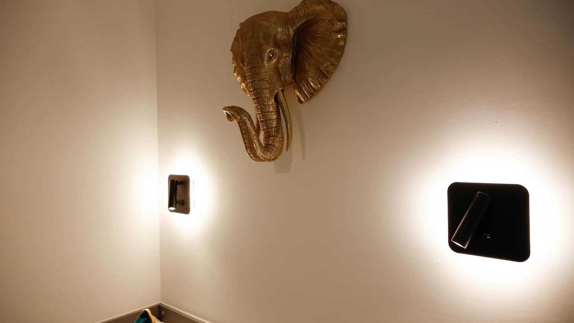 New Luxury Rooms In The Heart Of London Next To Shops, Cafes, Bars & Metro With Shared Bathrooms