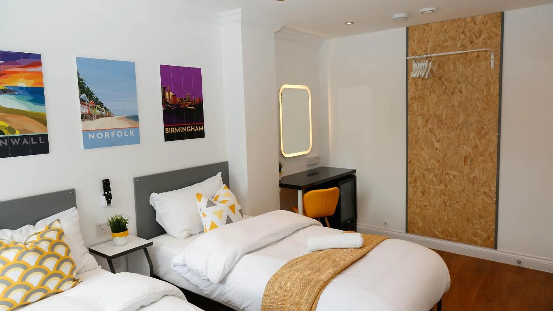 New Luxury Rooms In The Heart Of London Next To Shops, Cafes, Bars & Metro With Shared Bathrooms Alloggio in famiglia
