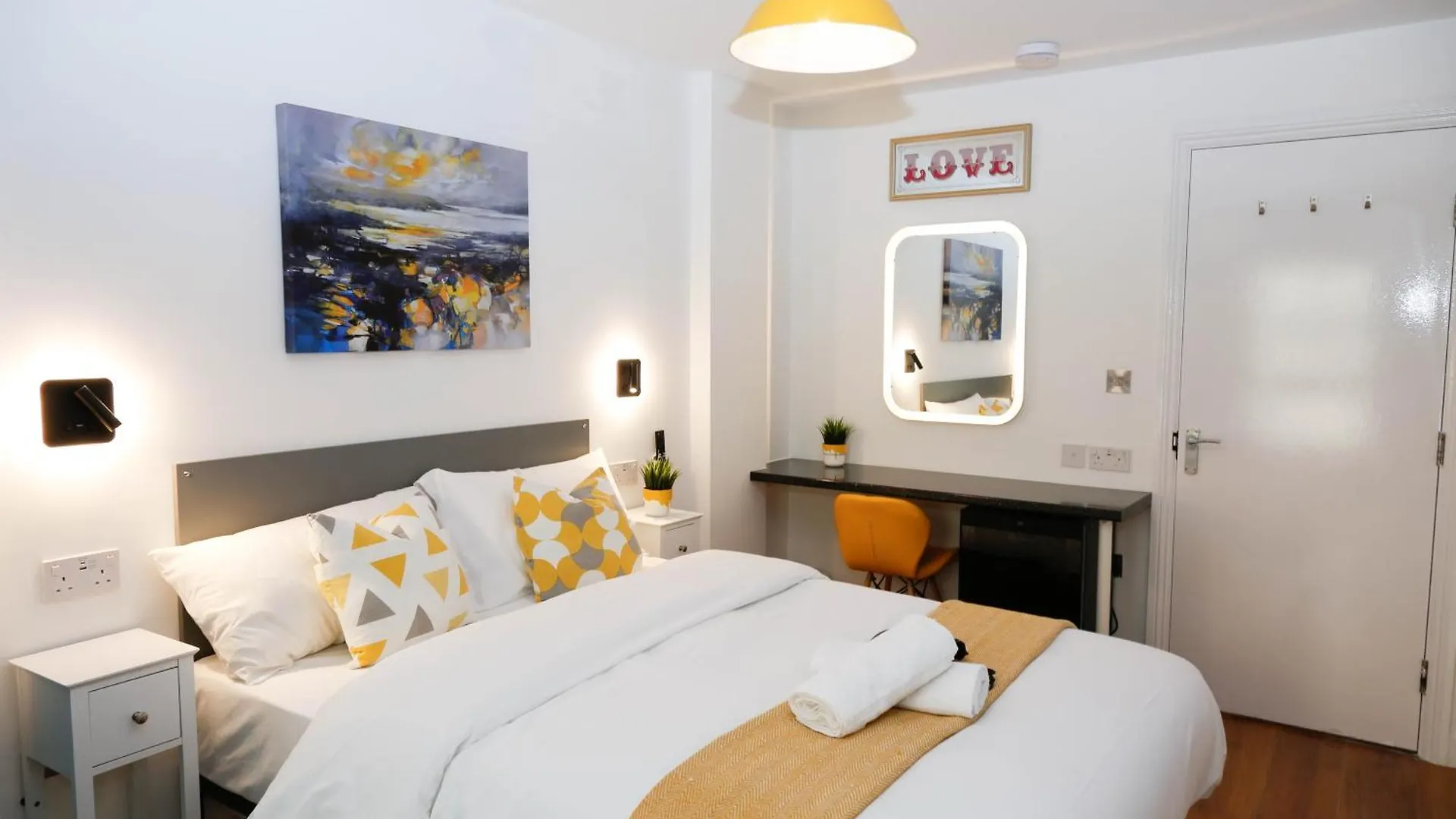 New Luxury Rooms In The Heart Of London Next To Shops, Cafes, Bars & Metro With Shared Bathrooms